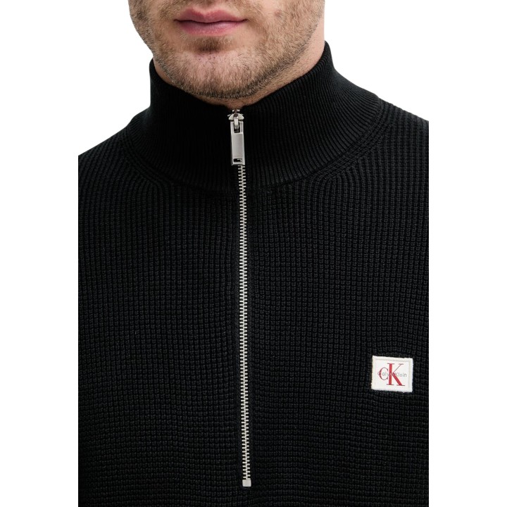 Detalle frontal del jersey negro de hombre Calvin Klein Jeans LV04RE308G