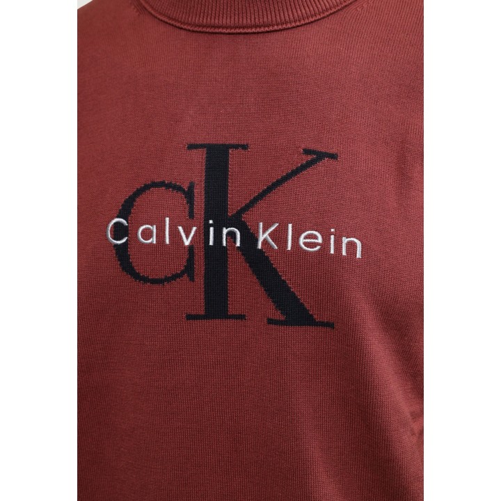 Detalle del logo Calvin Klein Jeans en jersey marrón para hombre