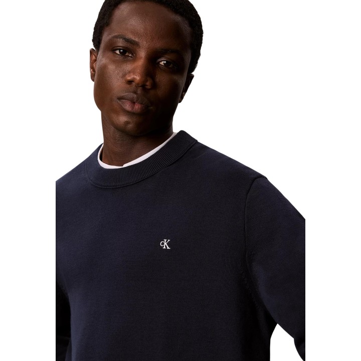 Detalle del jersey azul de hombre Calvin Klein Jeans con logo en el pecho