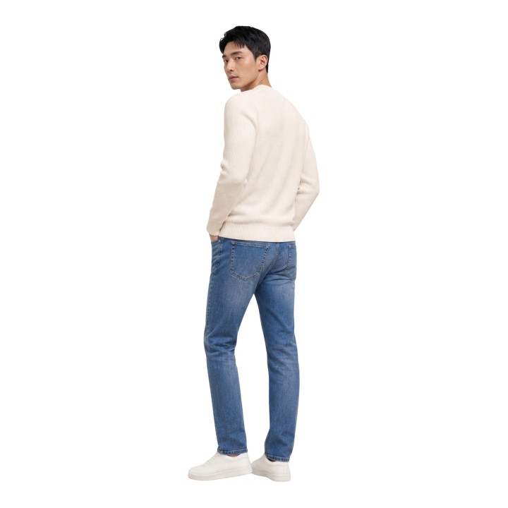 Jersey blanco de hombre Tommy Hilfiger Jeans DM0DM20923 en vista posterior de tres cuartos