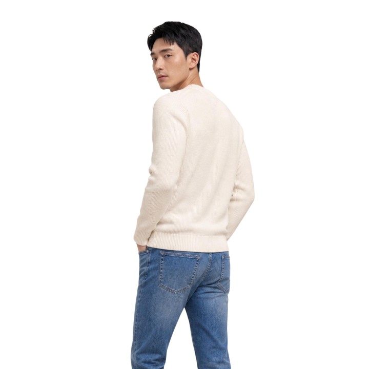 Vista posterior de tres cuartos del jersey blanco de hombre Tommy Hilfiger Jeans