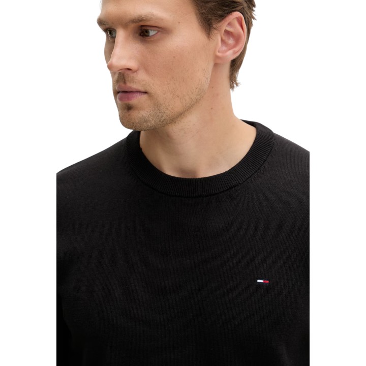 Detalle del cuello y logotipo del jersey negro Tommy Hilfiger Jeans DM0DM22853