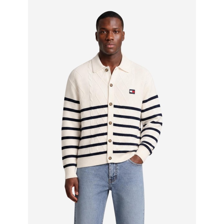 Tommy Hilfiger Jeans cárdigan de hombre blanco vista frontal en modelo