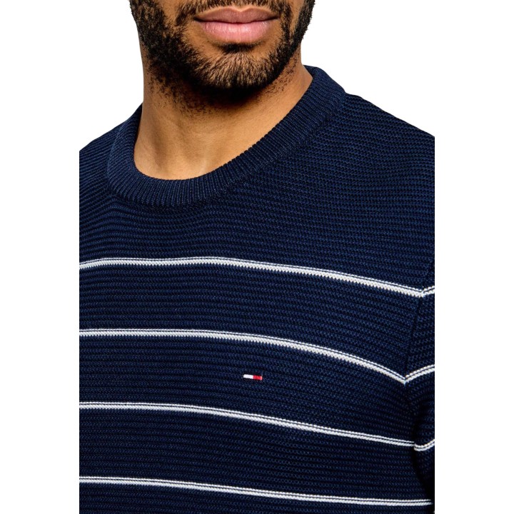 Detalle del cuello y tejido de punto del jersey Tommy Hilfiger Jeans azul marino
