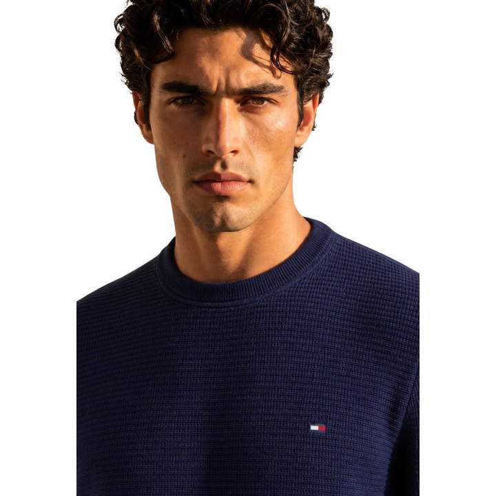 Jersey de hombre Tommy Hilfiger MW0MW44759 azul marino detalle del cuello y logo