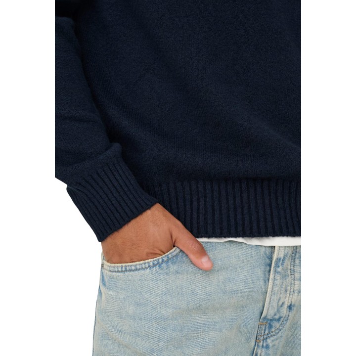 Detalle del puño y tejido de punto del jersey azul Only & Sons