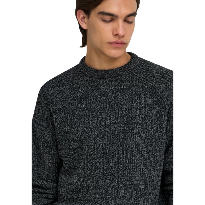 Detalle del cuello y tejido del jersey negro de hombre Only & Sons Onsjoin Rlx Ls Raglan Knit