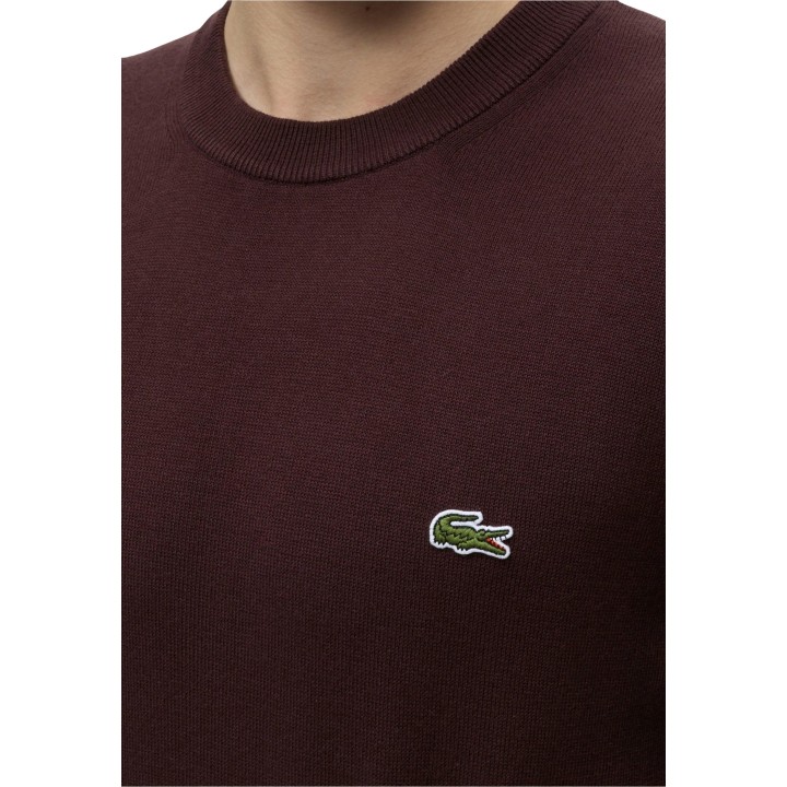 Detalle del jersey marrón de hombre Lacoste AH0128 y su logo