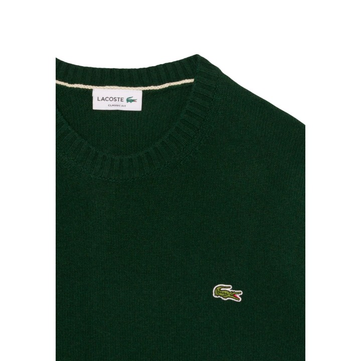 Detalle del cuello y logotipo de jersey Lacoste AH2916 verde oscuro de punto