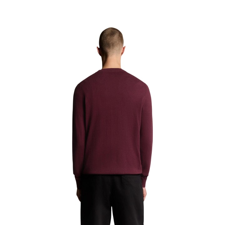 Jersey de hombre Lyle & Scott de algodón merino color burdeos vista posterior