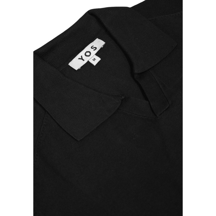 Detalle del cuello y etiqueta del jersey polo YOS Derby 3021900 negro