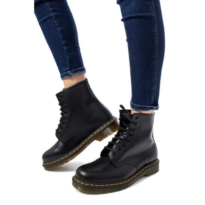 Dr. Martens 1460 Smooth botas de mujer negras vista tres cuartos frontal