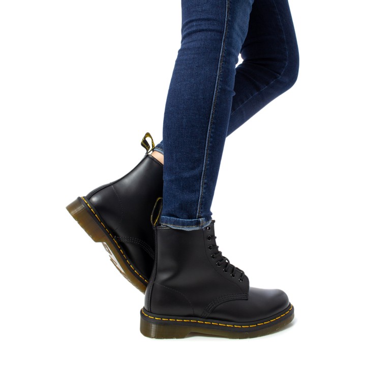 Dr. Martens 1460 Smooth botas de mujer negras vista lateral
