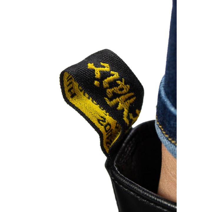 Detalle de etiqueta en botas negras Dr. Martens 1460 Smooth de mujer