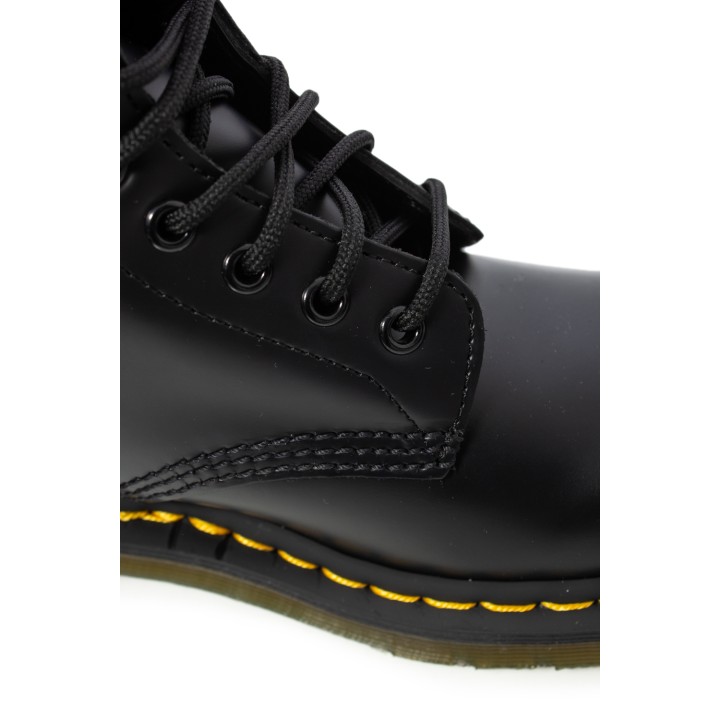 Detalle de cordones y costuras en botas negras Dr. Martens 1460 Smooth