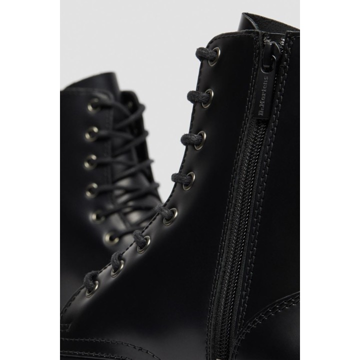 Detalle de cordones y cremallera en bota Dr. Martens Jadon negra