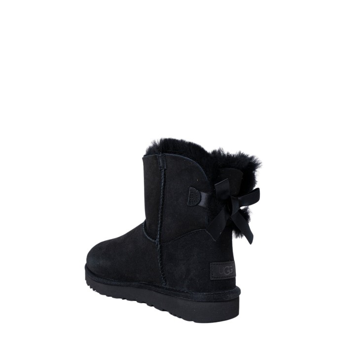 UGG bota de mujer negra de ante modelo 1016501 vista posterior de tres cuartos