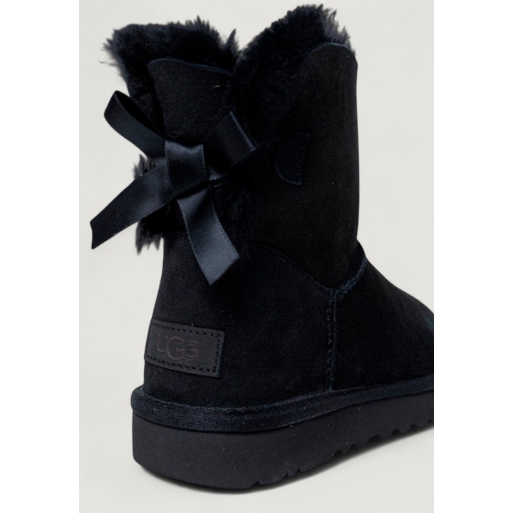 Detalle posterior de bota UGG de mujer negra de ante modelo 1016501