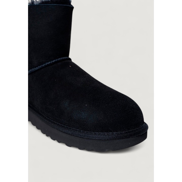Detalle frontal de bota UGG de mujer negra de ante modelo 1016501