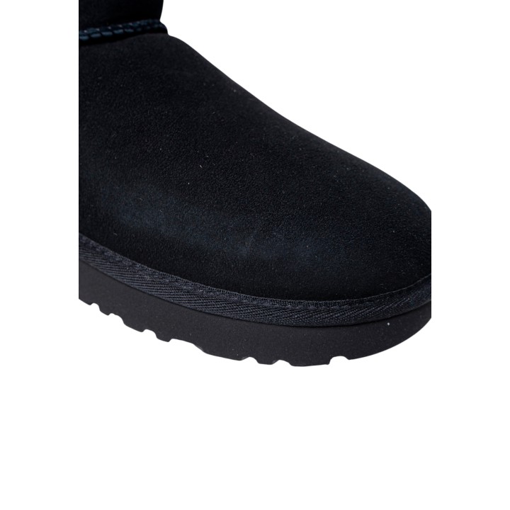 Detalle de la puntera y suela de bota UGG de mujer negra de ante