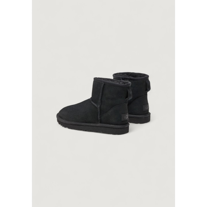 Par de botas UGG de mujer Classic Mini II 1016222 negras de ante vista tres cuartos