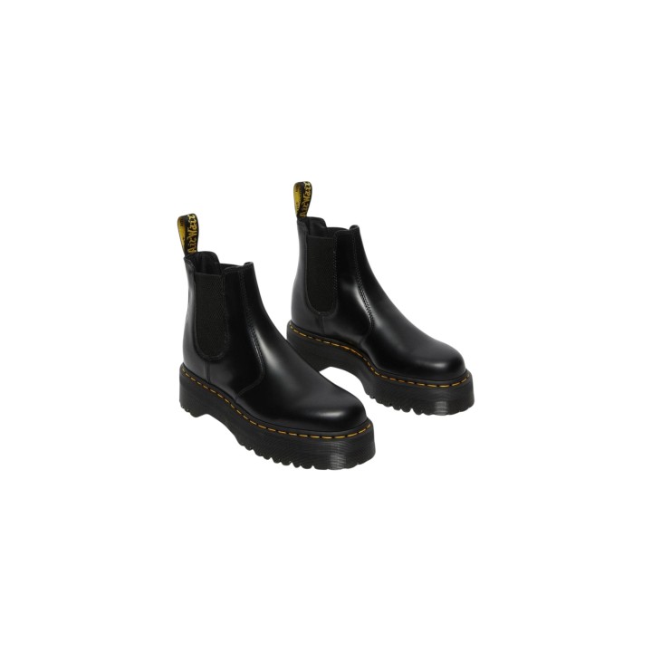 Dr. Martens 2976 Quad para mujer en negro vista de tres cuartos