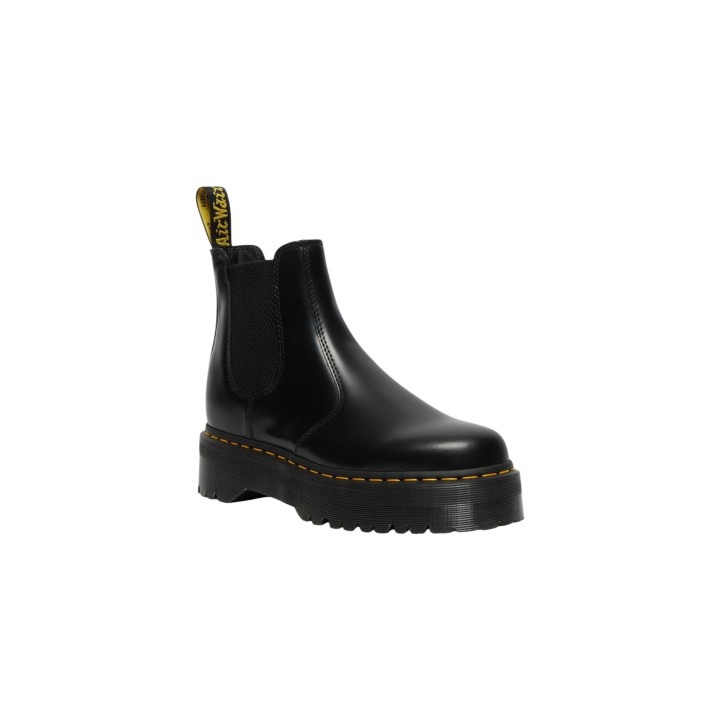 Dr. Martens 2976 Quad para mujer en negro vista de tres cuartos frontal