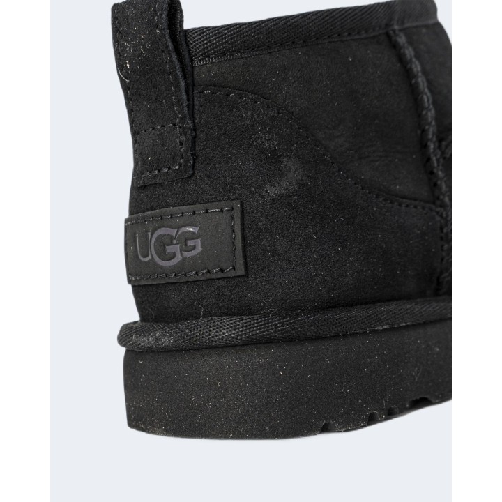 Detalle posterior de botín UGG Classic Ultra Mini 1116109 negro con logo
