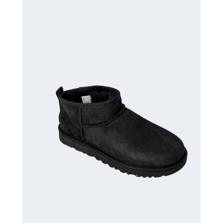 UGG Classic Ultra Mini 1116109 para mujer en negro vista de tres cuartos
