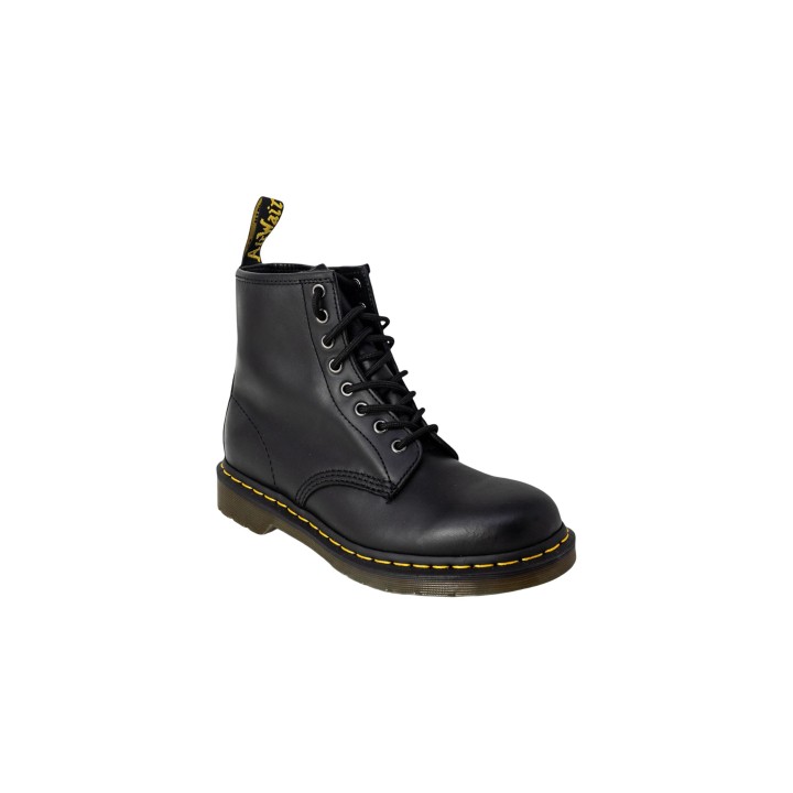 Bota Dr. Martens 1460 Nappa negra de mujer vista de tres cuartos frontal