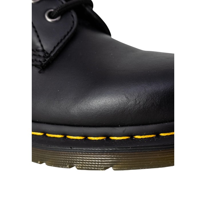 Detalle de la piel negra y la costura amarilla de la bota Dr. Martens 1460 Nappa