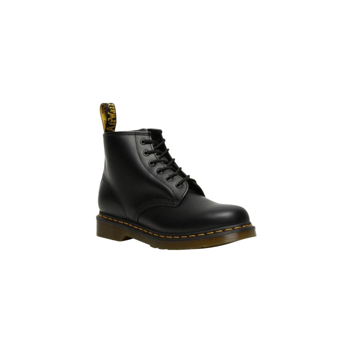 Dr. Martens 101 YS Smooth 26230001 botas negras de mujer vista de tres cuartos