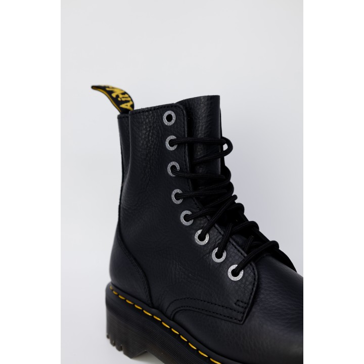 Detalle de cordones y ojales de la bota Dr. Martens Jadon III Pisa negra para mujer