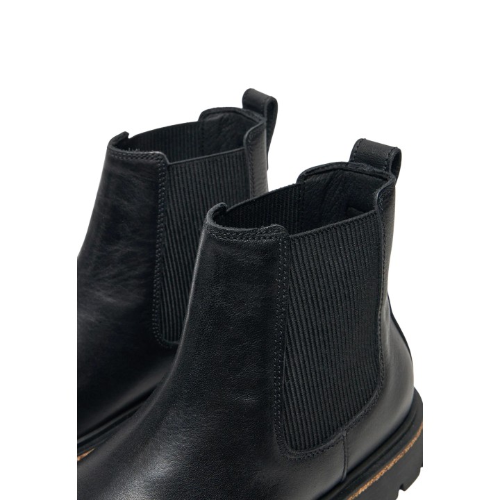 Detalle del elástico y acabado negro del botín Birkenstock Highwood Slip On 1025781