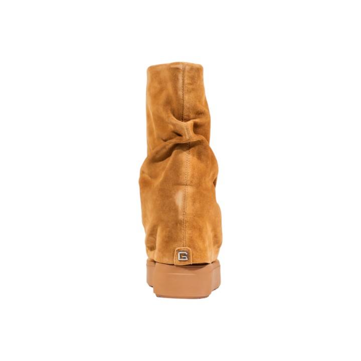 Bota Guess de mujer beige de ante Guinna FLFGUI SUE10 vista posterior