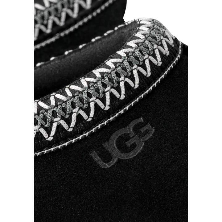 Detalle del ribete trenzado y logotipo UGG del W Tasman II negro