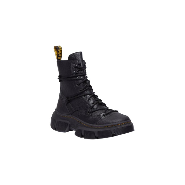 Bota de mujer Dr. Martens DMXL Lace Lunar negra de cuero granulado en vista de tres cuartos