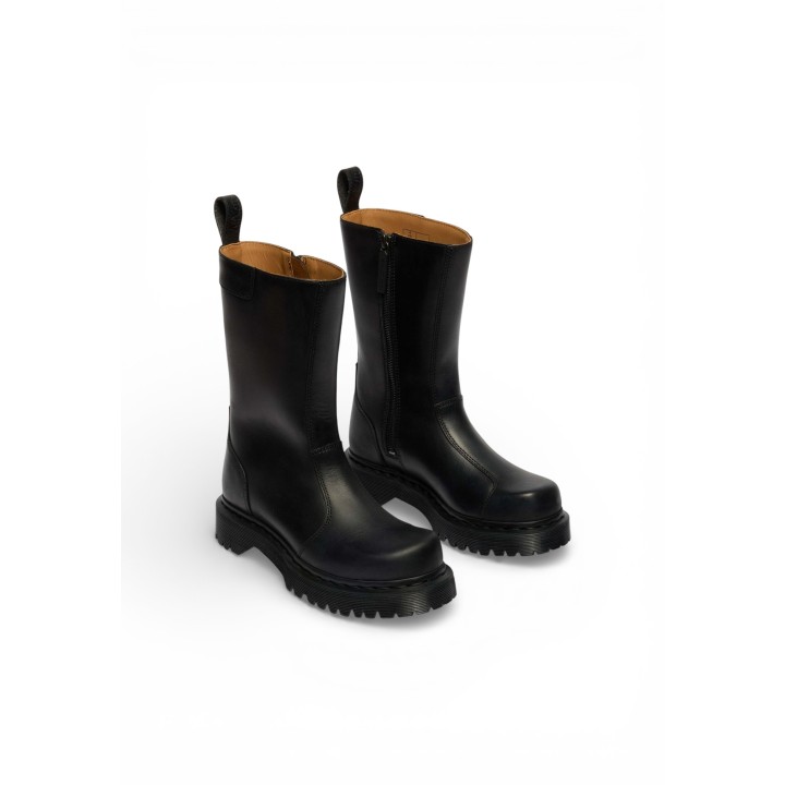 Dr. Martens Rejena Black Old Harness 42803001 para mujer botas negras vista de tres cuartos