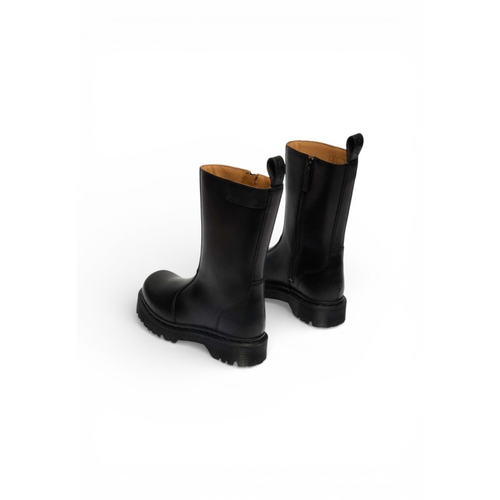 Dr. Martens Rejena Black Old Harness 42803001 para mujer botas negras vista posterior de tres cuartos