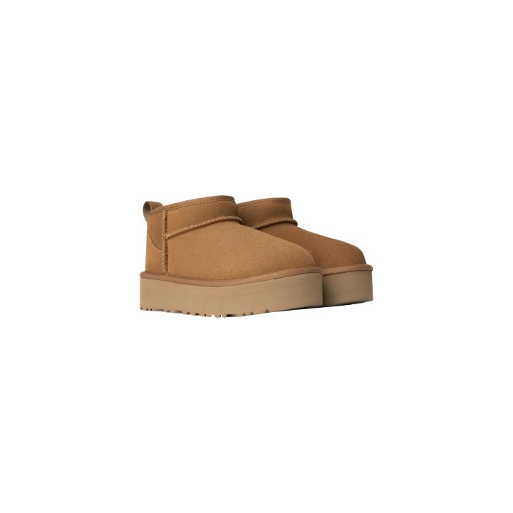 Botines UGG Classic Ultra Mini Platform para mujer en beige vista de tres cuartos
