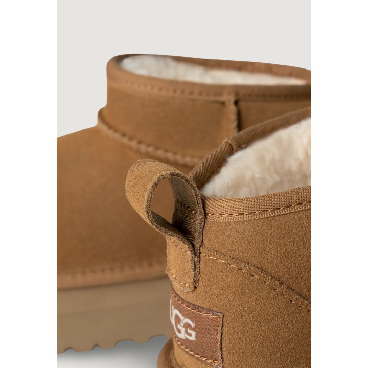 Detalle del botín UGG Classic Ultra Mini Platform para mujer en beige