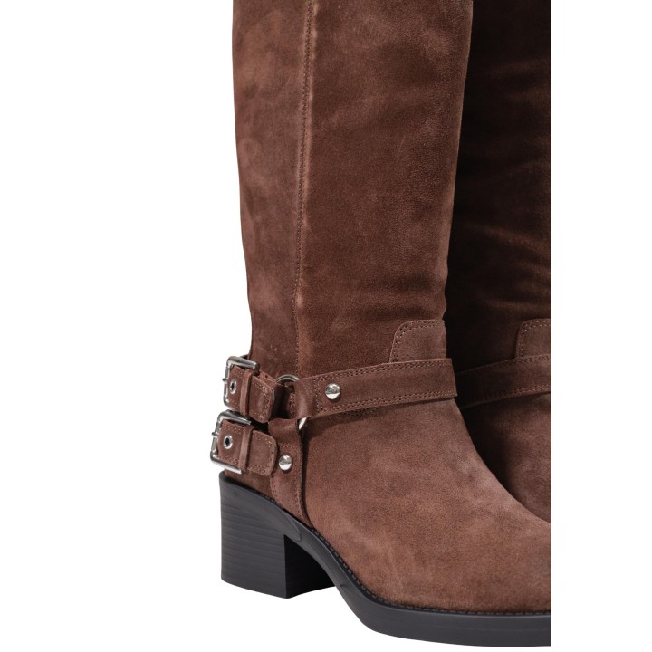 Detalle de bota Guess Matley para mujer en ante marrón