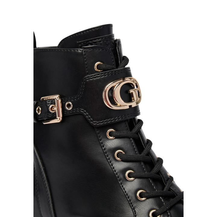 Detalle frontal de botín Guess Olanna Fltola Ele10 negro de mujer