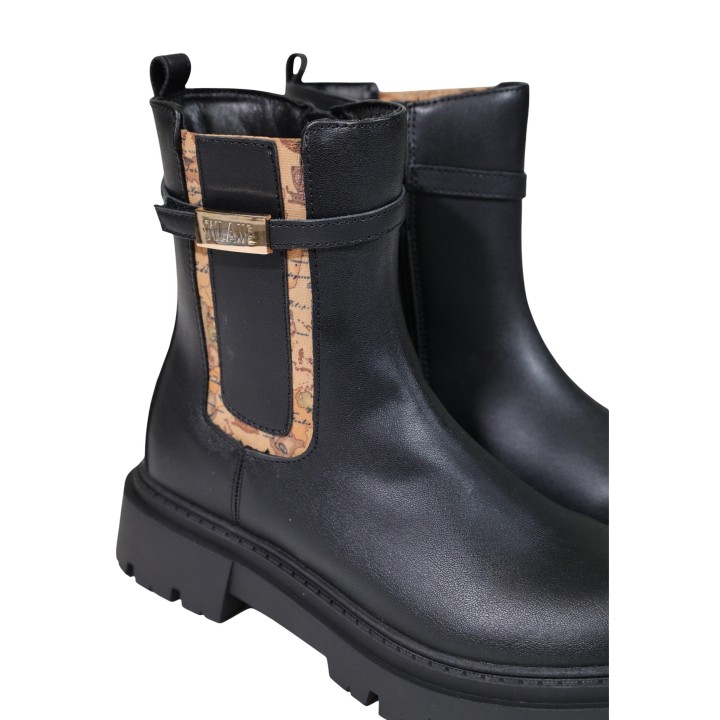 Detalle de bota negra de mujer Alviero Martini Prima Classe N 2570 0289