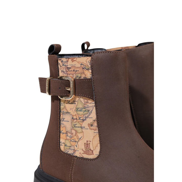 Detalle de botas marrones Alviero Martini Prima Classe N 2581 0315 con estampado de mapa