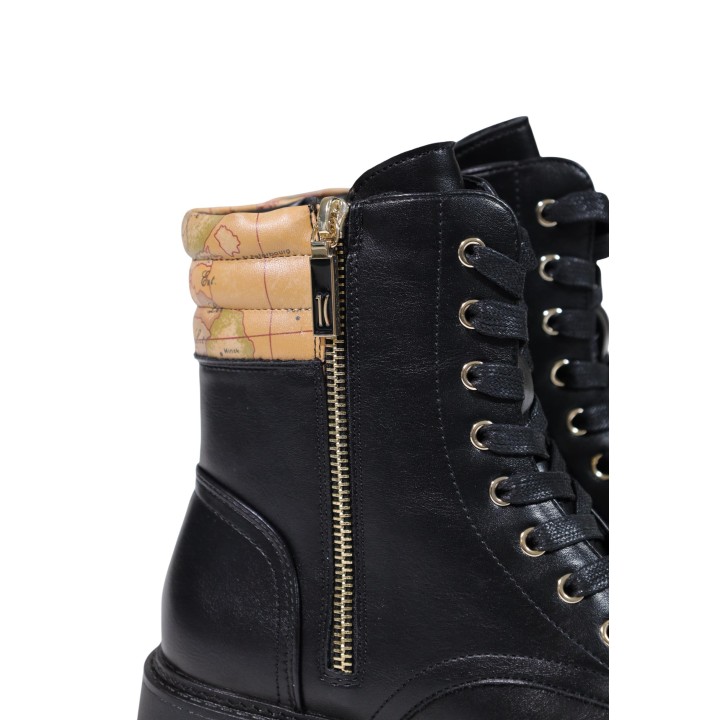 Detalle de bota negra de mujer Alviero Martini Prima Classe Z 1561 300B