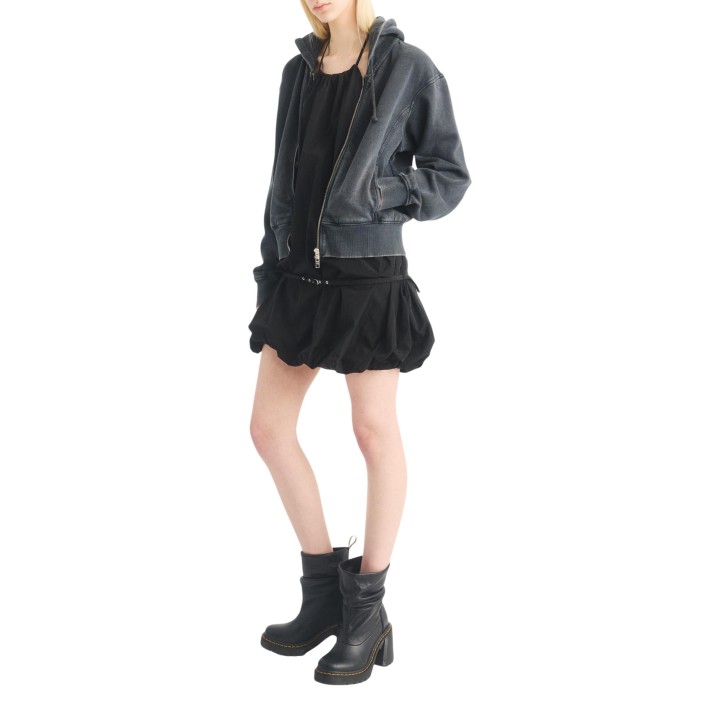 Botas de mujer Dr. Martens Kasey Lo Virginia negras de piel vista de tres cuartos