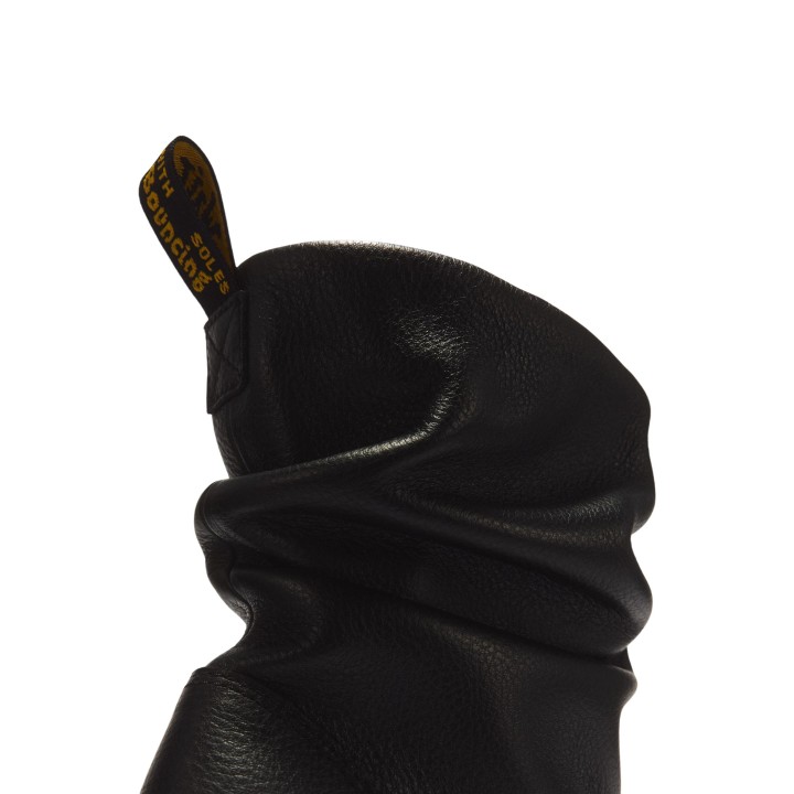 Detalle del botín de mujer Dr. Martens Kasey Lo Virginia negro de piel