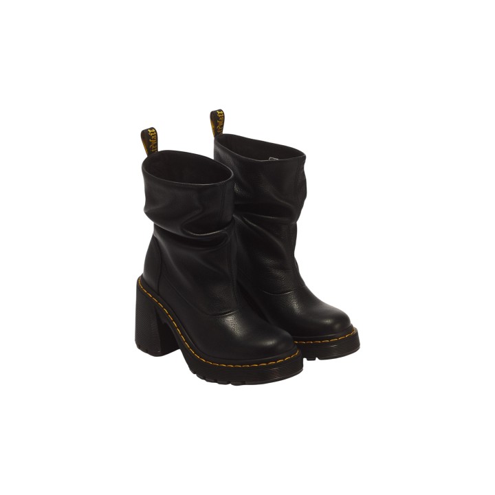 Botas de mujer Dr. Martens Kasey Lo Virginia 43119001 negras de piel vista de tres cuartos