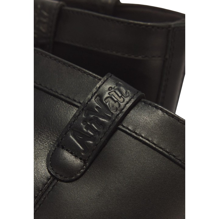 Detalle del tirador con logo de la bota Dr. Martens Anistone Pull On Wanama negra